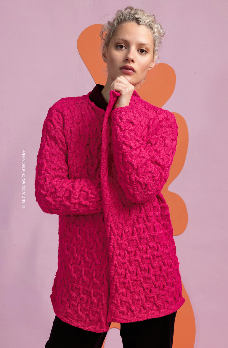 Frau in pinker Jacke aus Venus vor einem bunten Hintergrund.