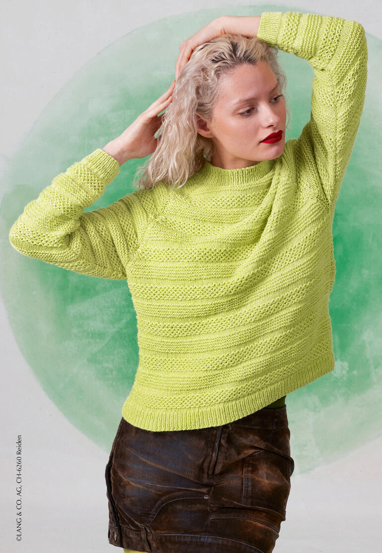 Frau in grünem Pullover aus Venus mit Wellenmuster.