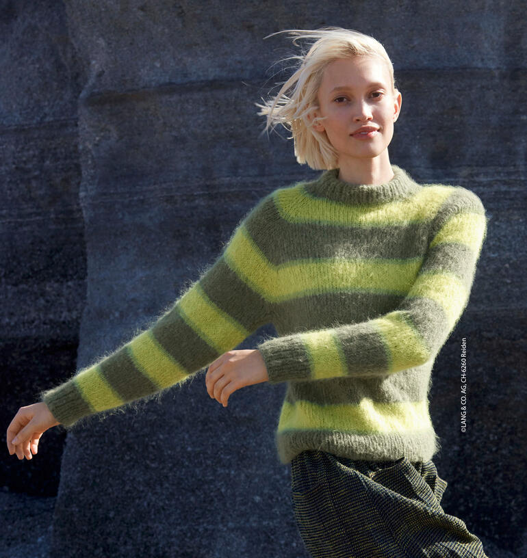 Frau in gestreiftem Pullover aus Honor, im Freien.