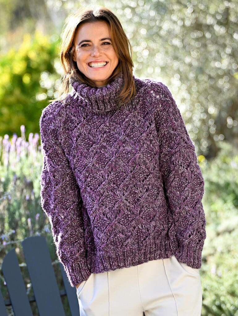 Lächelnde Frau in lila Rollkragenpullover aus Linie 517 Talon.