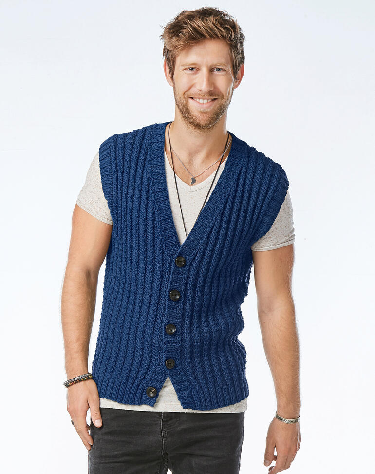 Blauer Herrenweste aus Merino-Cablé mit Knöpfen, getragen von einem lächelnden Mann.