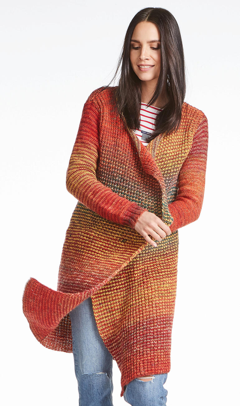 Lange Jacke aus Monello-175 Color mit warmen Farbverlauf, getragen von einer lächelnden Frau.