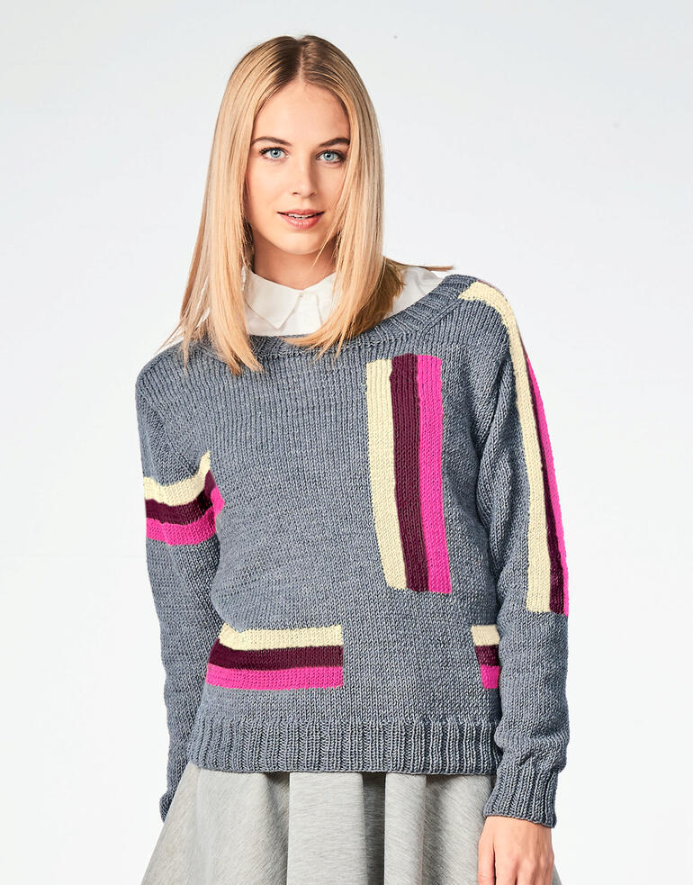 Grauer Pullover aus Merino-Extrafein mit farbigen Streifen, getragen von einer blonden Frau.