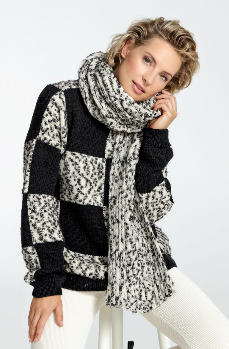 Frau mit Schal aus Animals von Junghans-Wolle trägt einen gemütlichen Look.