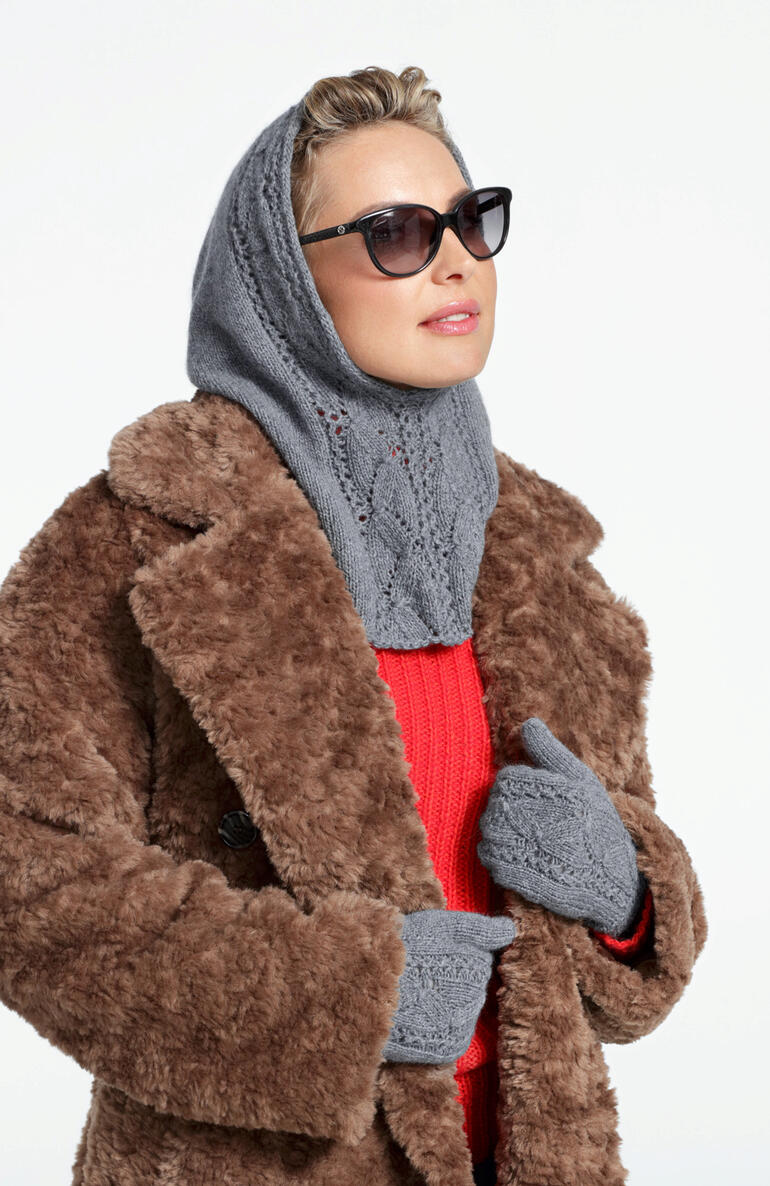 Frau trägt eine graue Balaclava und Fäustlinge aus Kaschmir von Junghans-Wolle.