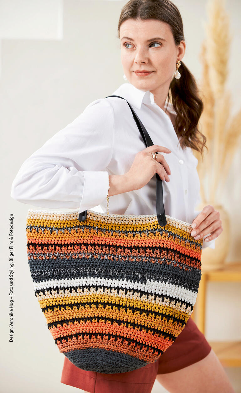 Häkeltasche aus Rope Bobbel mit buntem Streifenmuster.