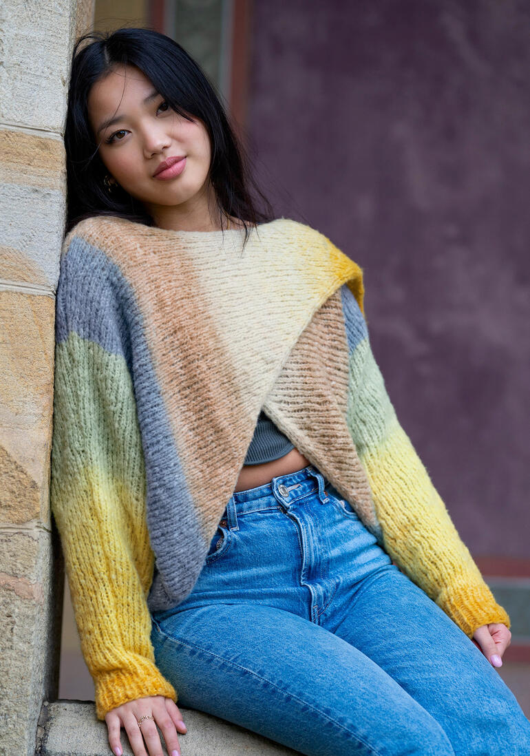 Frauen-Bolero-Pullover aus Fee in warmen Gelb- und Erdtönen.