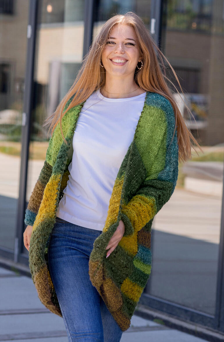 Mantel aus Fee in bunten Streifen, ideal für einen lässigen Look.