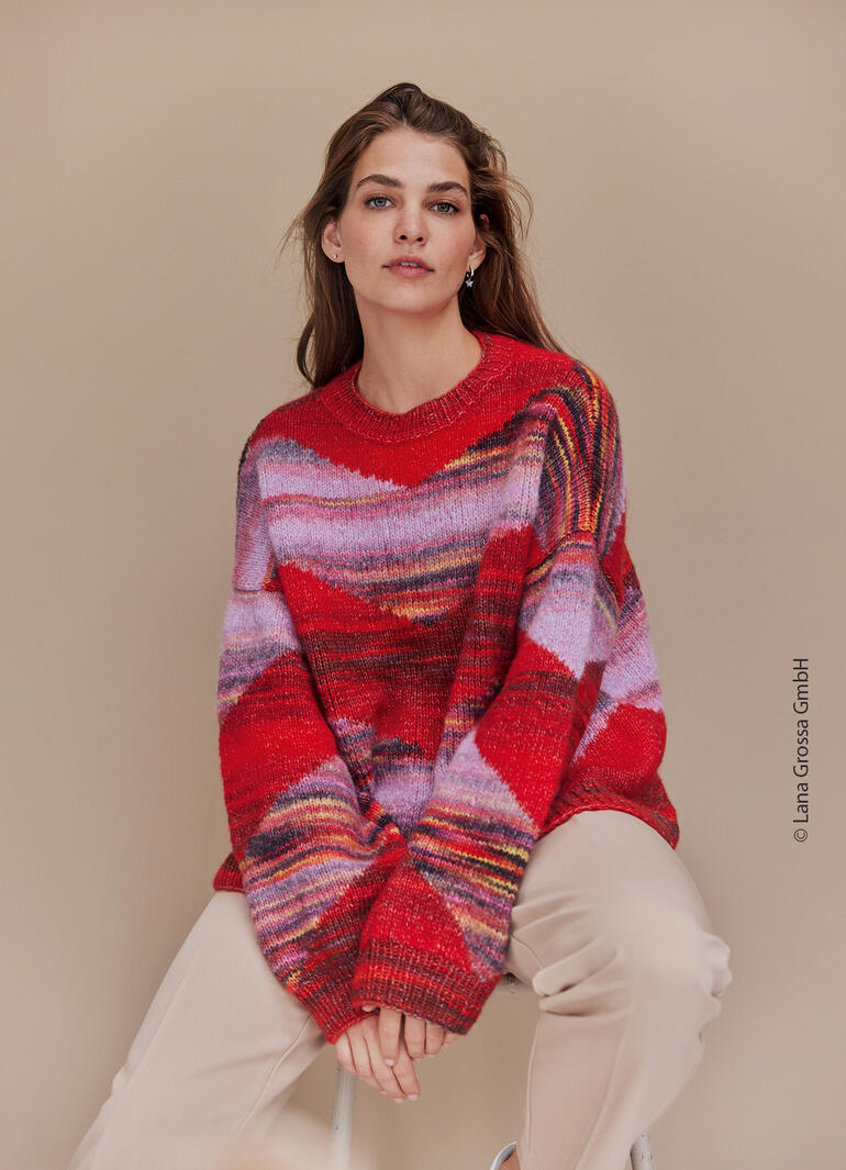 Rot-gestreifter Pullover aus Picasso-Garn, lässig auf einem hellen Hintergrund getragen.