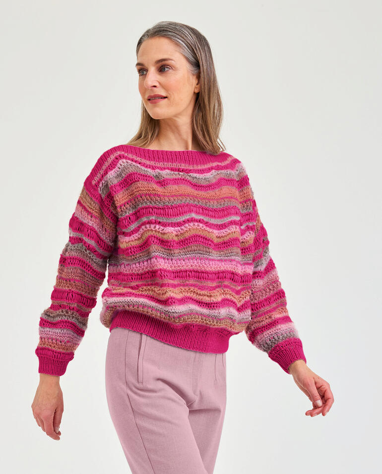 Pullover aus Nuovo Merino 120 und Batique in Pinktönen, dekorativ vor einem hellen Hintergrund.
