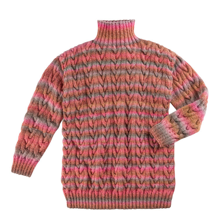 Leicht gestalteter Rollkragenpullover in bunten Tönen, auf einem hellen Hintergrund neben einem Hocker.