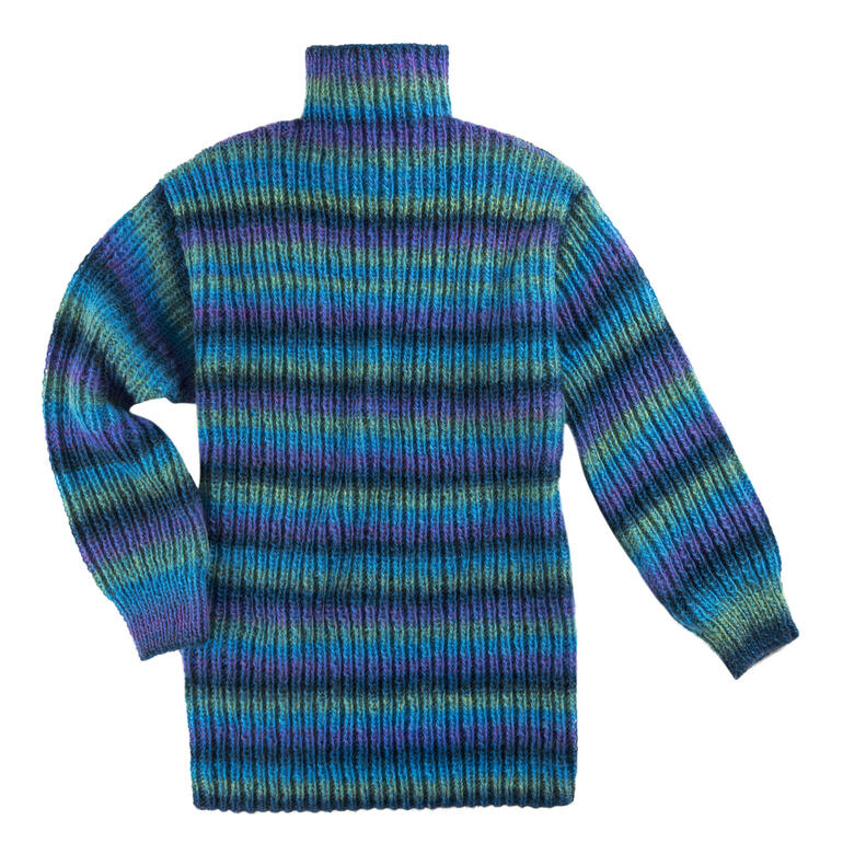 Gestreifter Pullover aus Scala mit hohem Kragen, lässig auf einem weißen Hintergrund.