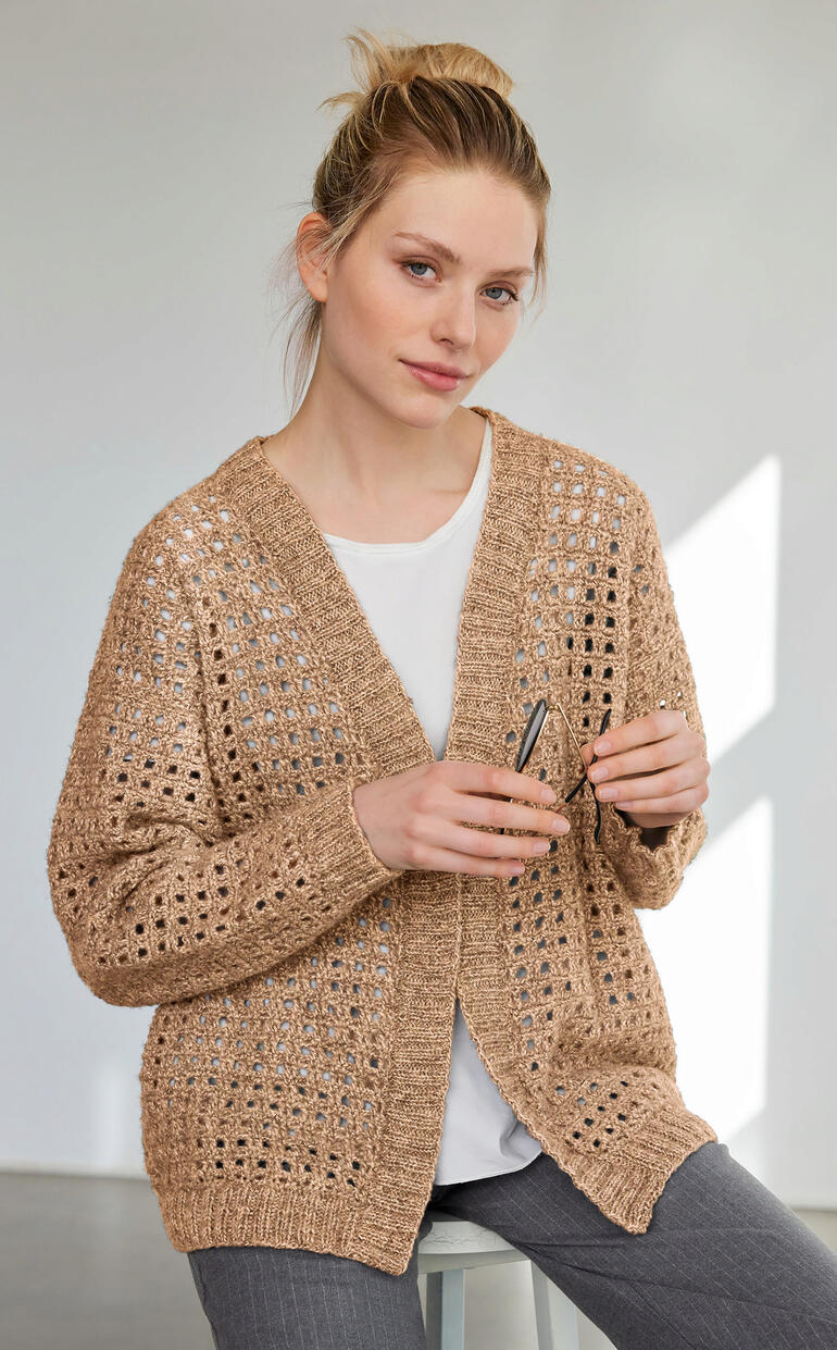 Helle Jacke aus Wool-Cotton, lässig über einem dünnen Oberteil getragen, ideal für den Frühling.
