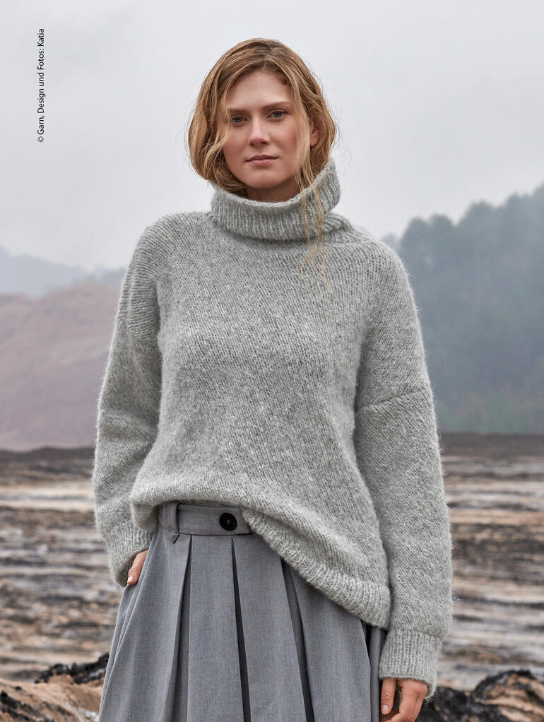 Lockerer Pullover aus Light Alpaca Merino, lässig vor einem wolkigen Himmel getragen.