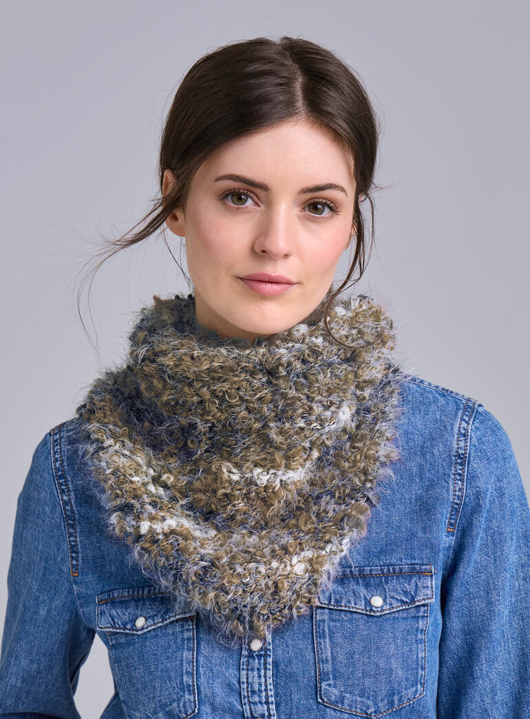 Frau in blauem Jeanshemd, die ein weiches, geschichtetes Tuch trägt.