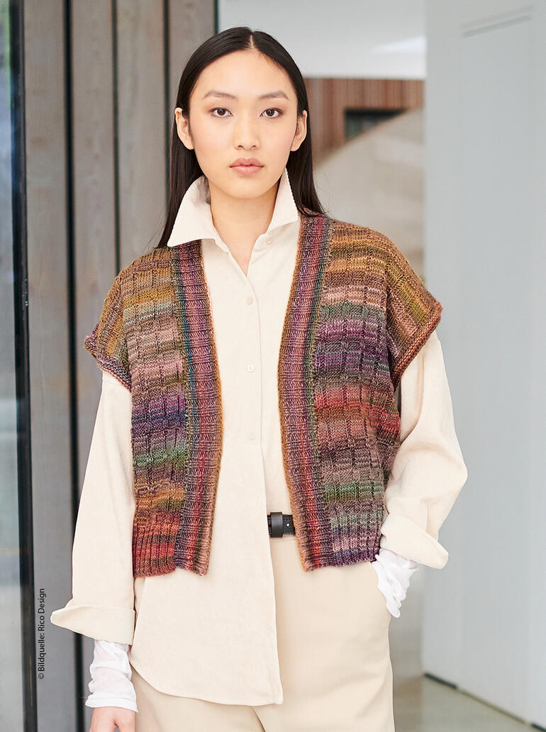 Frau trägt eine farbenfrohe Weste aus Melange-Garn, im modernen Look.