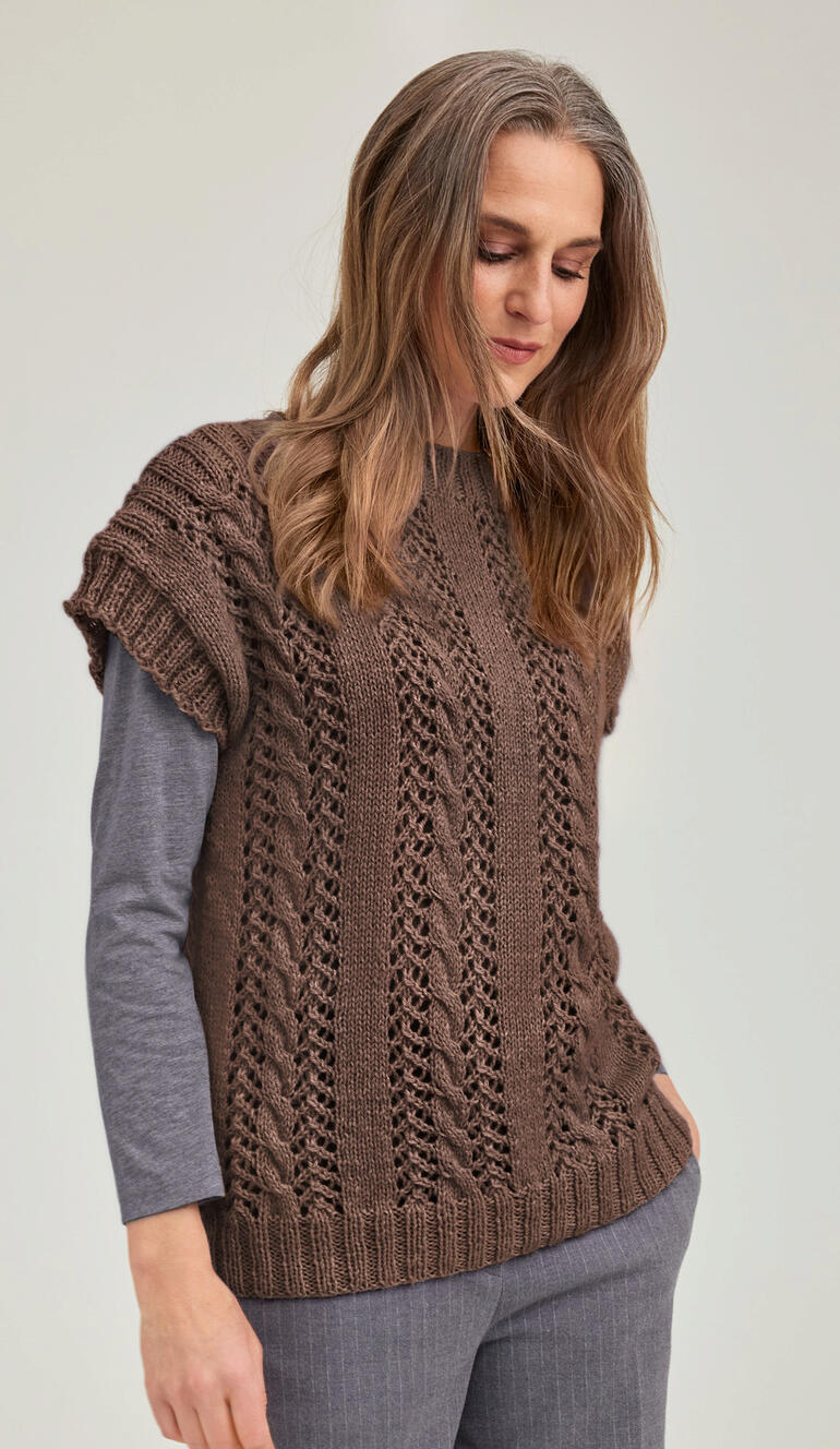Brauner Pullunder aus Aparta-Nova mit strukturiertem Muster.