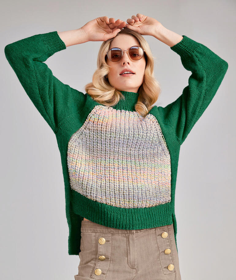 Grüner Pullover aus Monello-175 Uni mit buntem Einsatz.