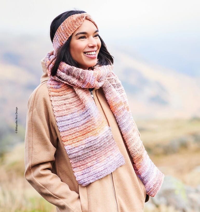 Häkelset mit Stirnband und Schal aus Creative Chic-Unique dk in sanften Farben.