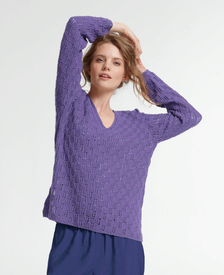 Lila Pullover aus Nuovo Merino 180 mit leichtem Muster.