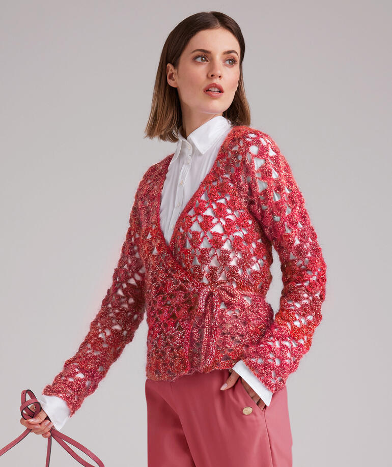 Gehäkelte Wickeljacke aus Aparta-Print mit floralem Muster.