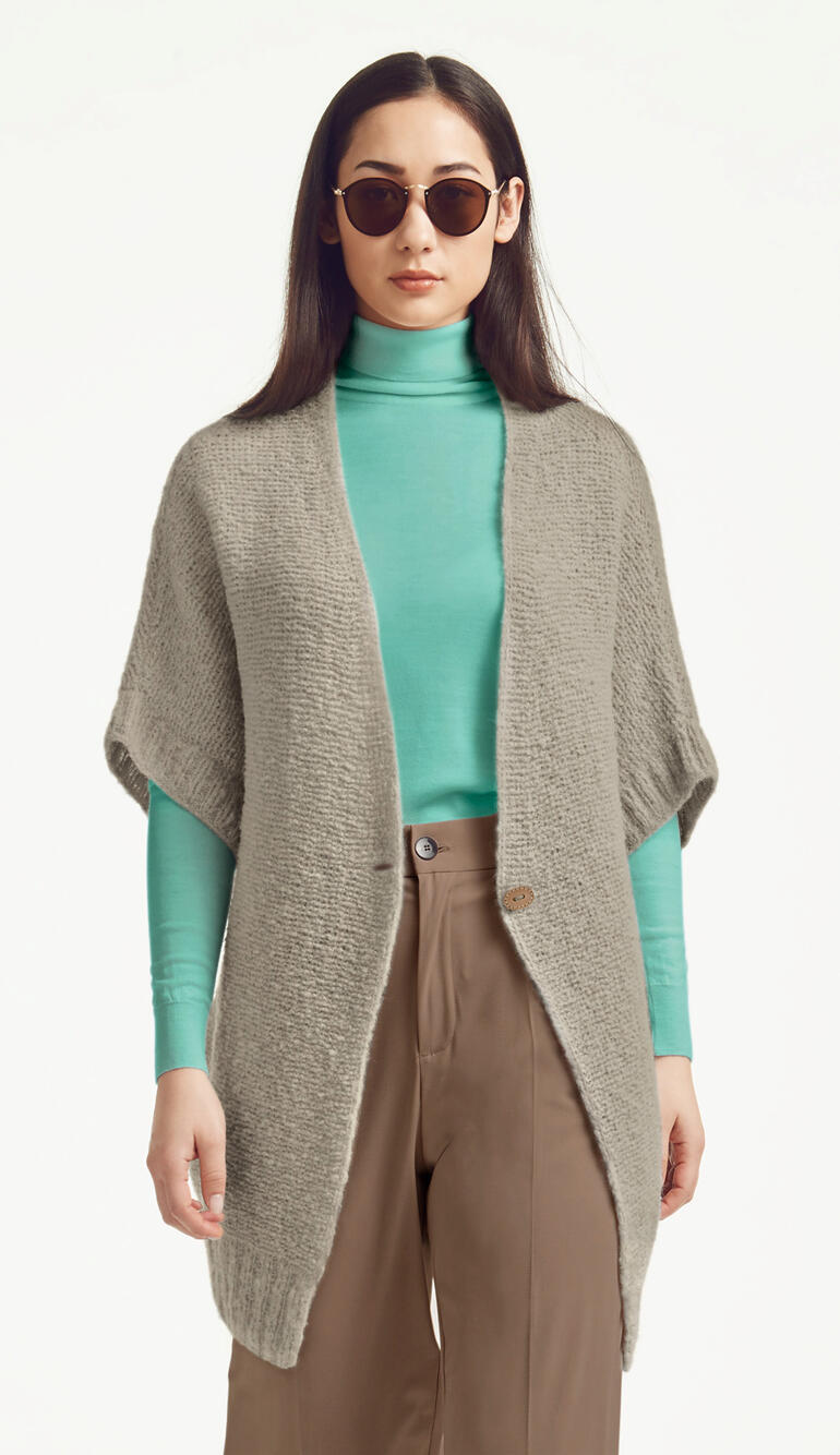 Graue Weste aus Arequipa mit schlichter Struktur.