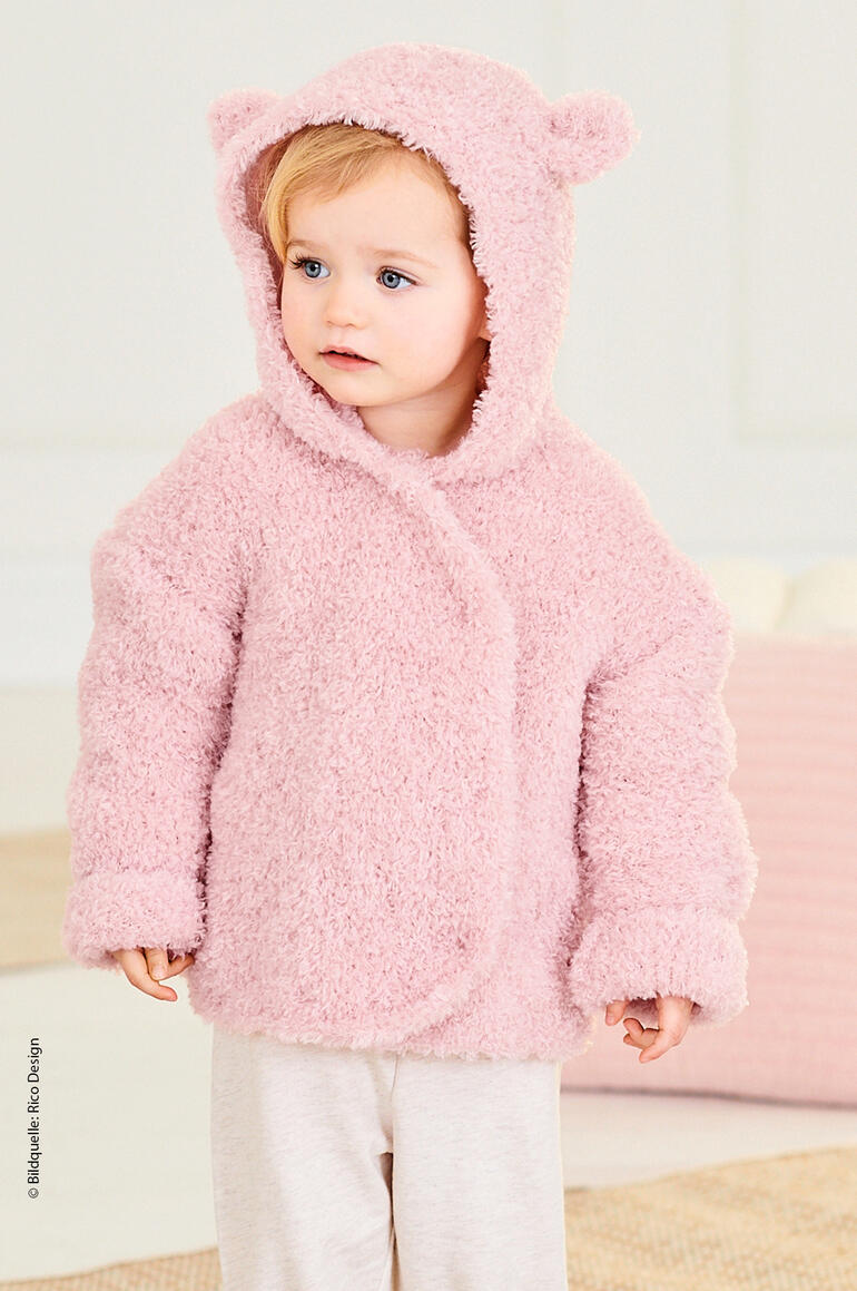 Kleines Kind trägt eine rosa, pelzige Kinderjacke mit Ohren auf der Kapuze.