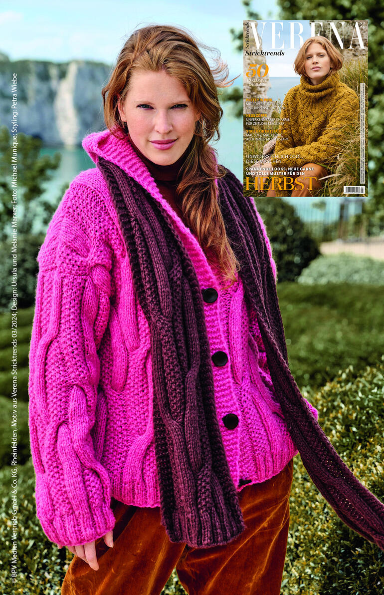 Frau in einer bunten Jacke mit Schal aus NewWool, die in einer malerischen Landschaft steht.