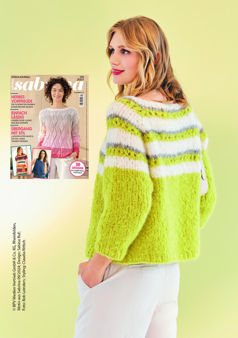 Frau in buntem Nappy-Pullover mit Strickmuster, schaut nach hinten.