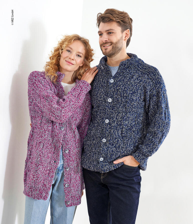 Paar trägt trendy Cardigans in lila und blau, lächeln zusammen.