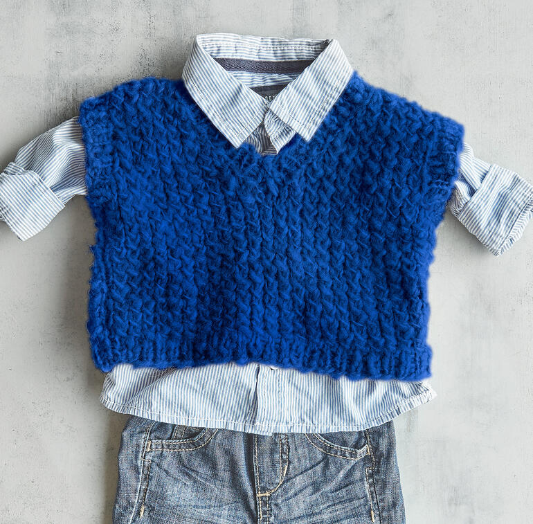 Blauer Babypullunder aus Cara auf einem kleinen Hemd und Jeans.