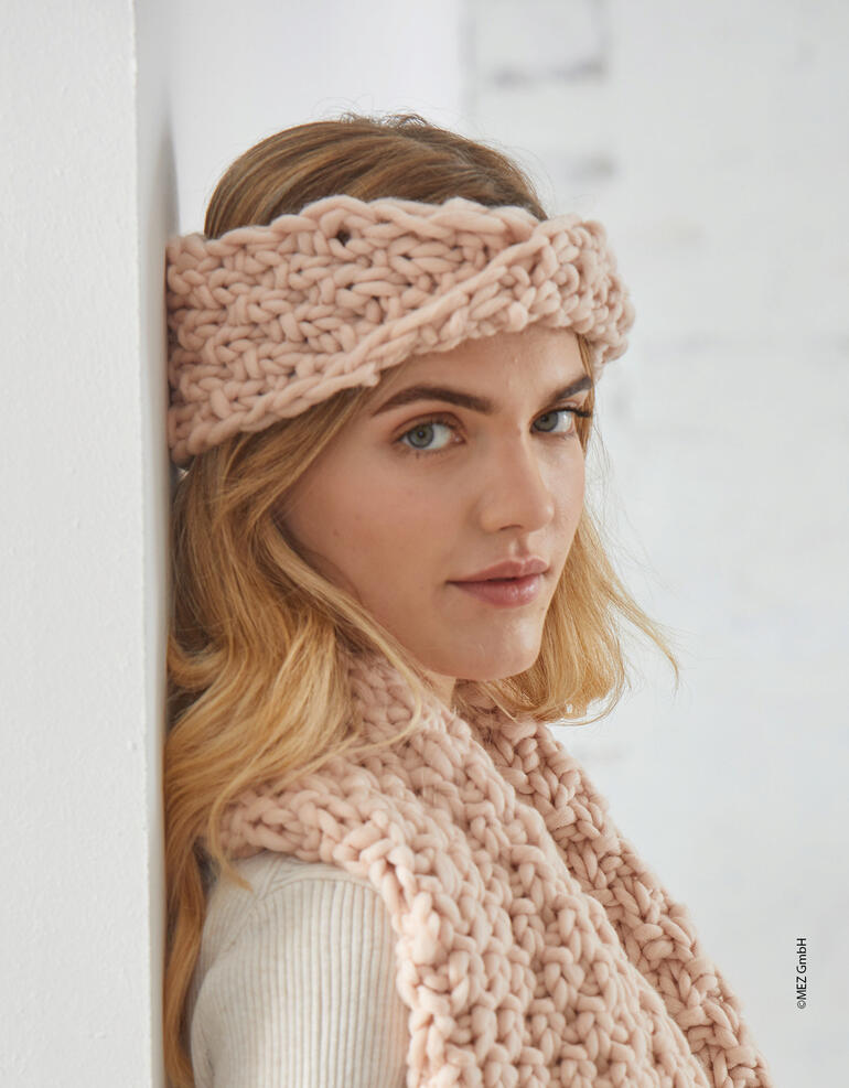 Frau bedeckt mit einem dicken Stirnband aus my big wool, schaut zur Seite.