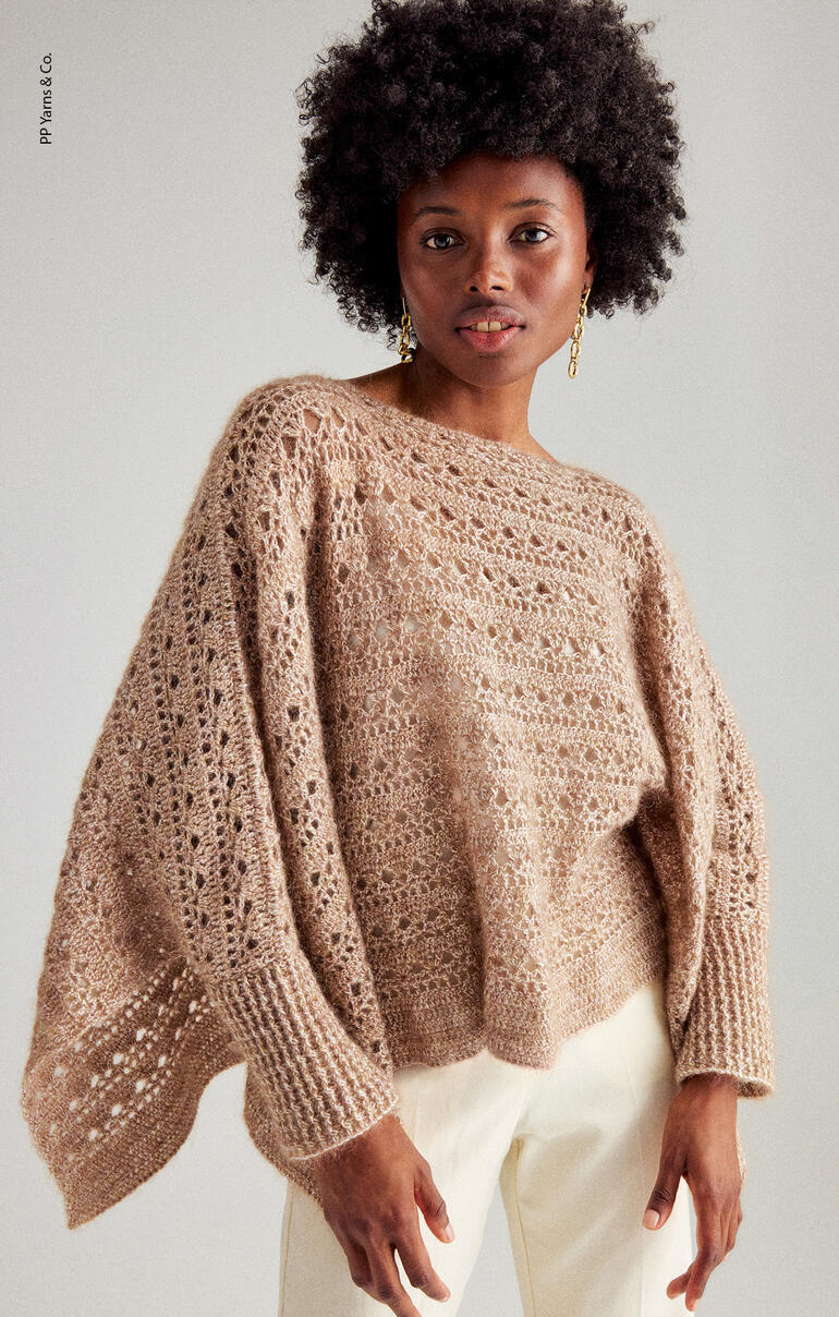 Häkelponcho aus Phil Irisé Alpaga in hellem Beige, weit geschnitten.