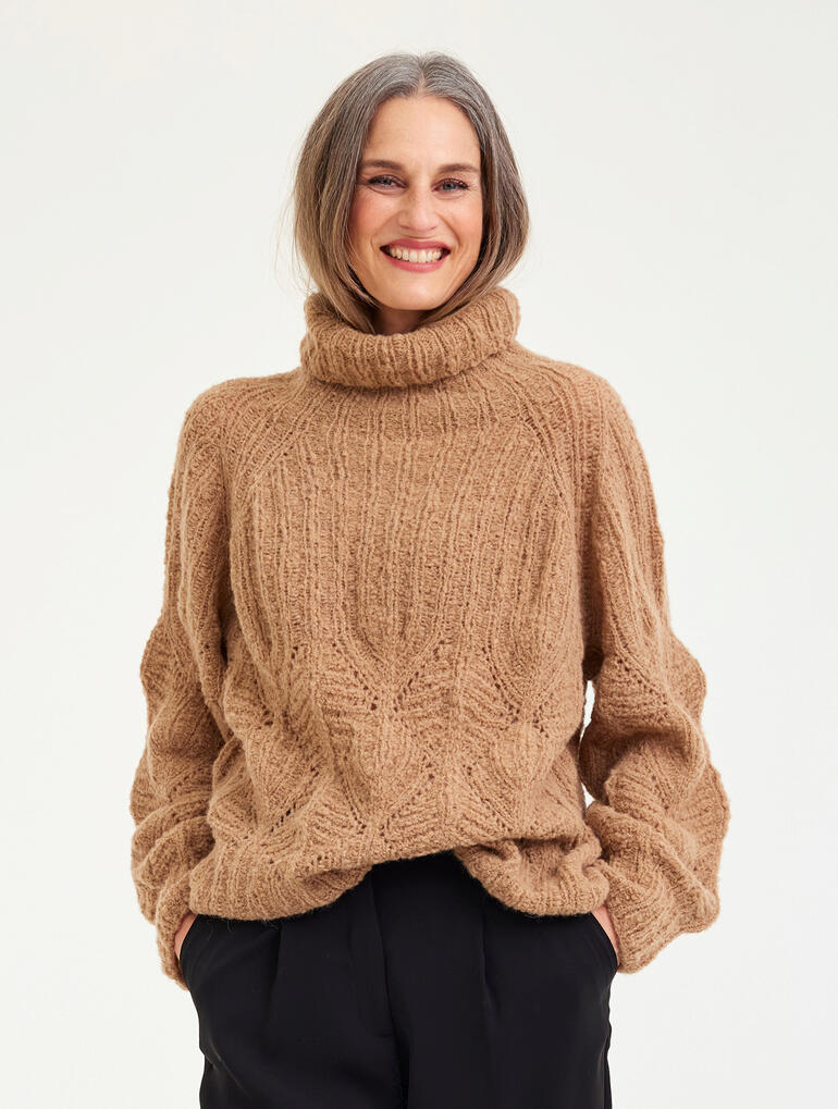 Komplettpackung mit einem beigen Pullover TOP-DOWN aus Arequipa von Junghans-Wolle.