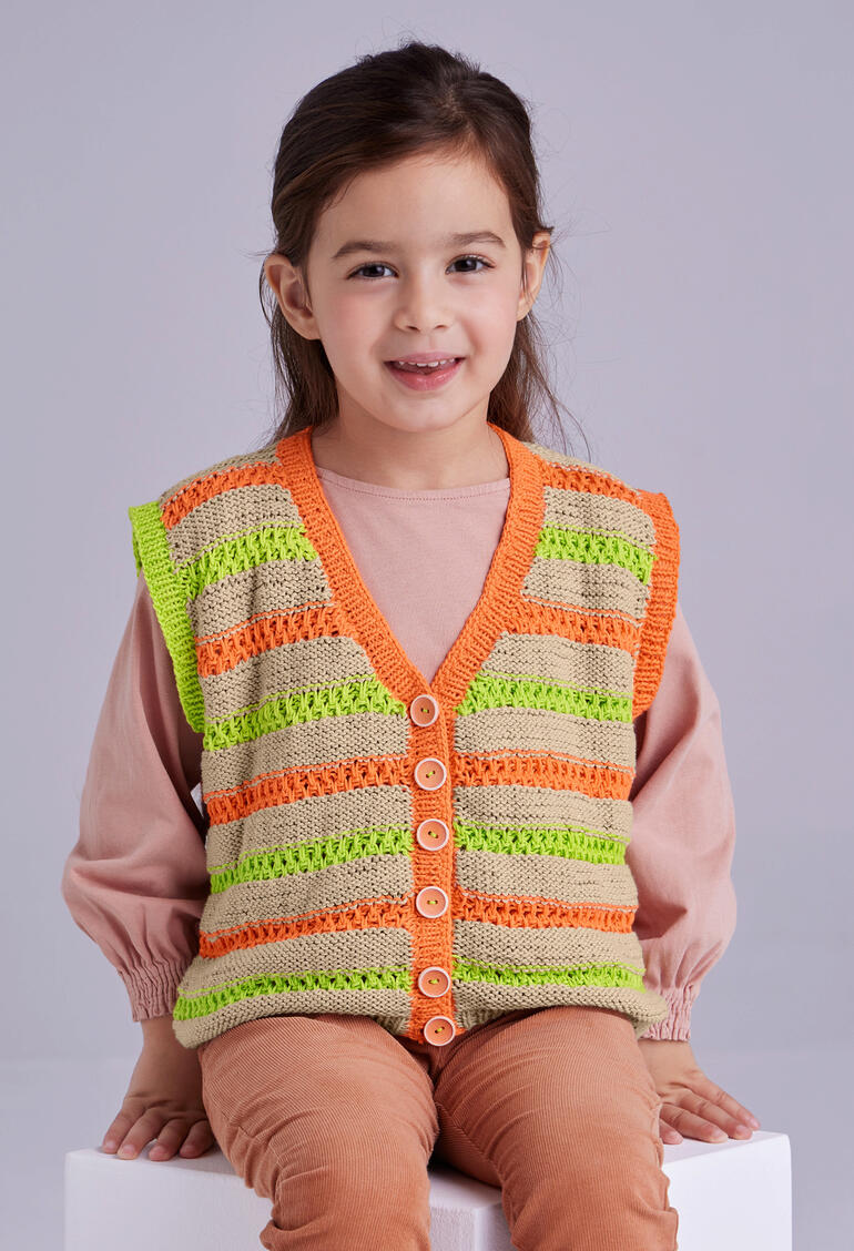 Bunte Kinderweste mit Streifen, getragen von einem Mädchen mit langen Haaren.