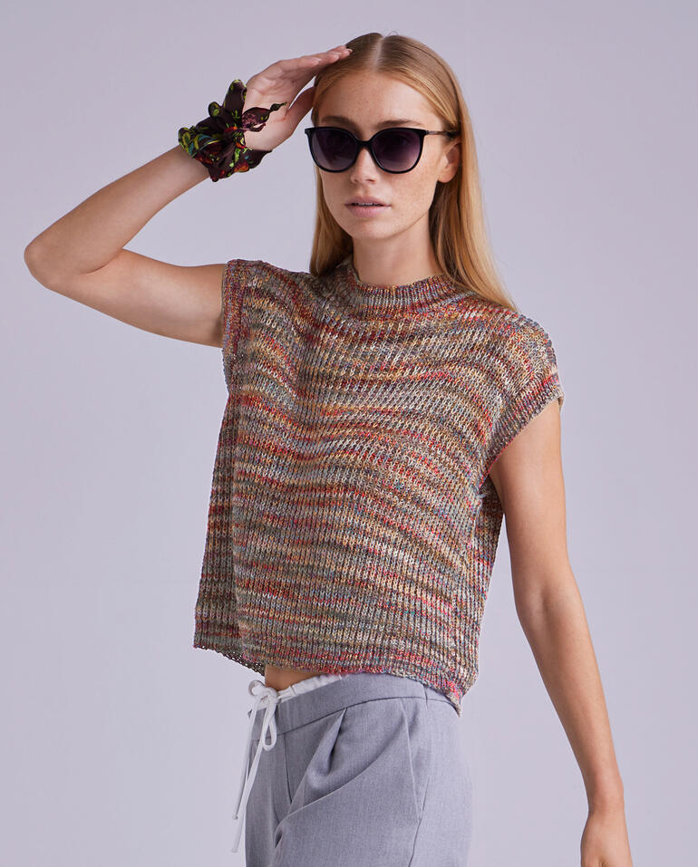 Modischer Pullunder mit Kurzarm in Erdtönen, getragen von einer Frau mit langen Haaren.