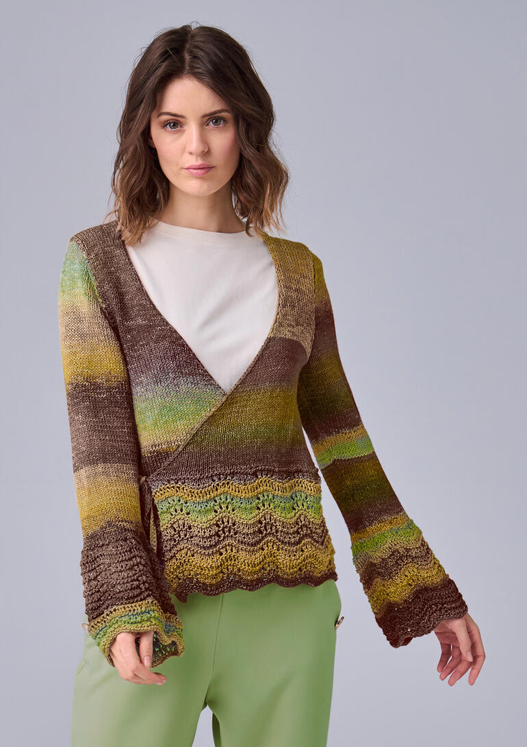 Wickeljacke in Grüntönen, getragen von einer Frau mit langen, glatten Haaren.