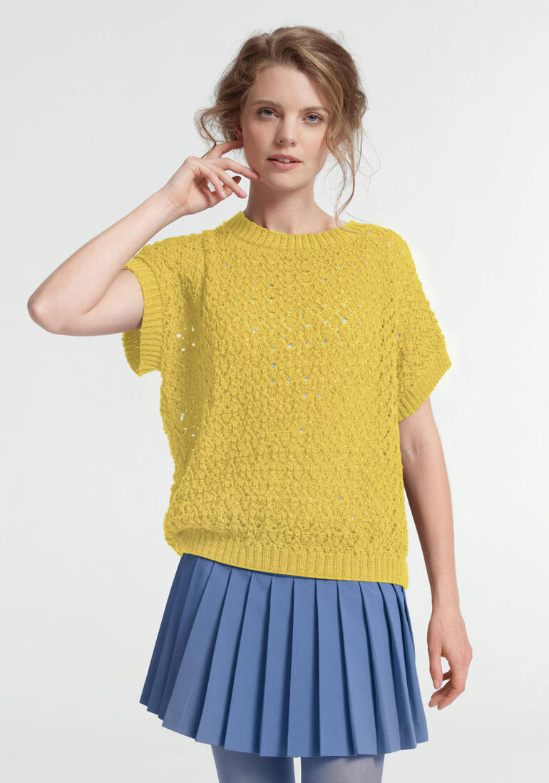 Gelber Pullunder aus hochwertigem Material, kombiniert mit einem plissierten Rock.