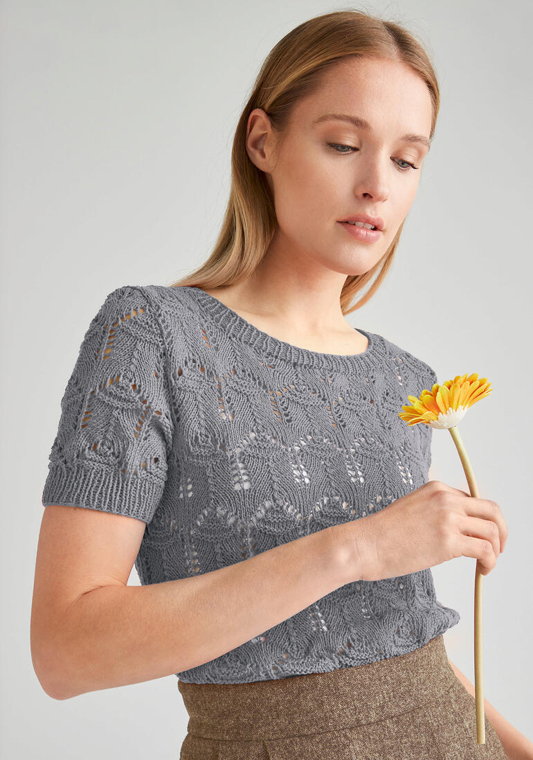 Damenpullover aus Recycle & PET in hellgrau mit Blume