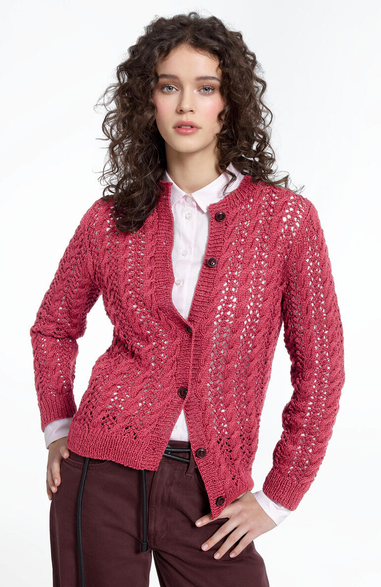 Model trägt eine rote Jacke aus Baumwollstrick