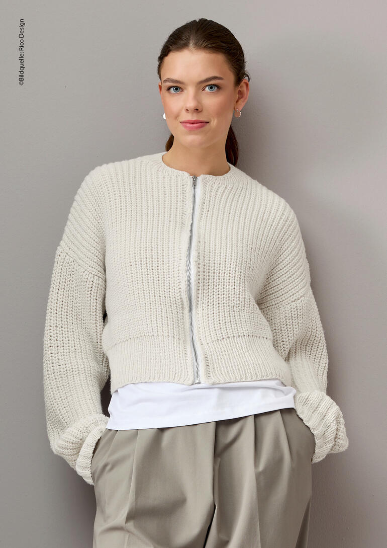 Frau trägt eine weiße Jacke aus veganem Cashmere mit Reißverschluss.