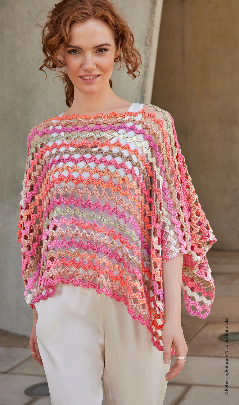 Frau trägt einen bunten Häkelponcho mit V-Ausschnitt.