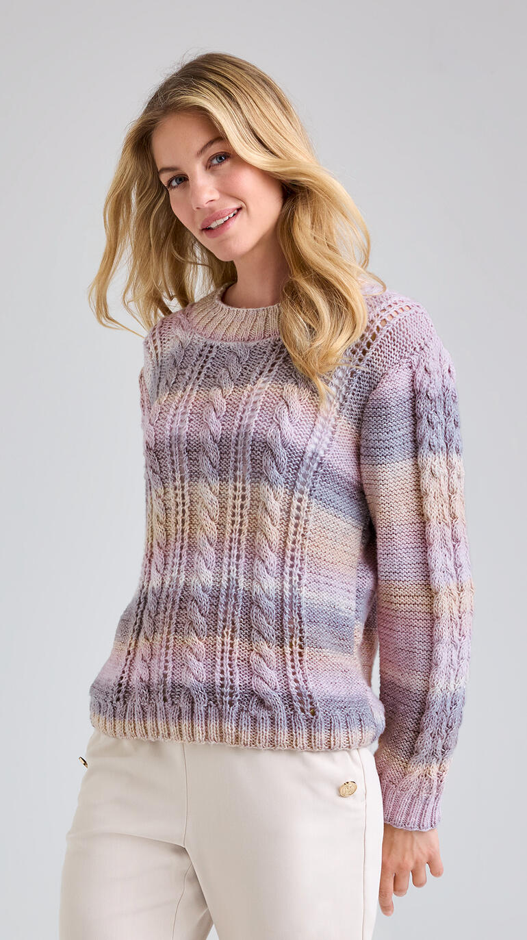 Frau trägt einen Pullover aus Lotti-Colori, lächelnd, in gedeckten Farben