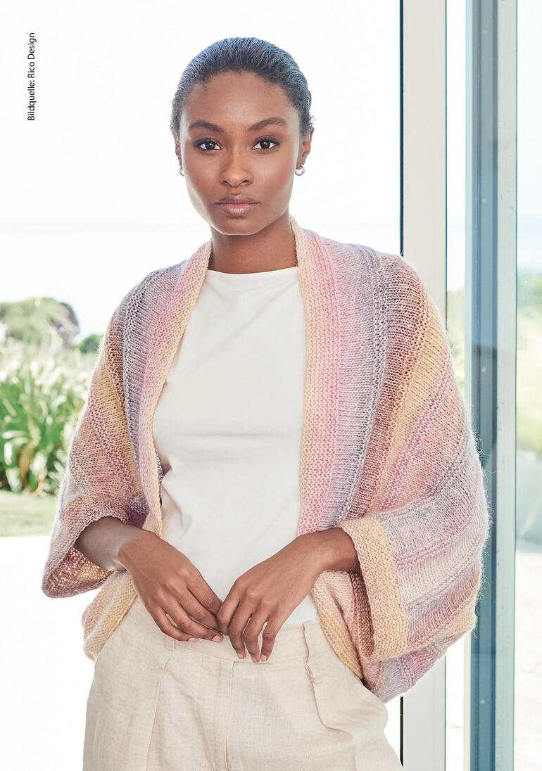 Frau in farbenfrohem Kimono, hält ihn locker über einem einfachen T-Shirt.