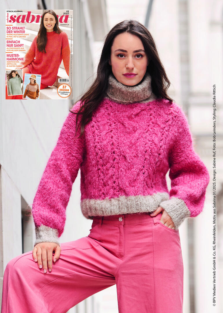 Frau in einem Pullover mit Rollkragen aus Nappy von Junghans-Wolle, posiert lächelnd.