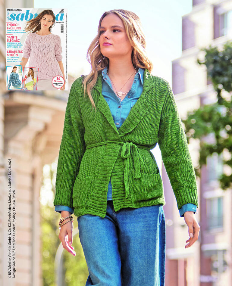 Frau in einer grünen Jacke aus recyceltem PET steht in der Stadt.