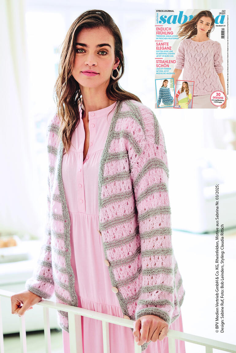 Frau in einer gestreiften Jacke aus Aerea, lächelnd und stilvoll