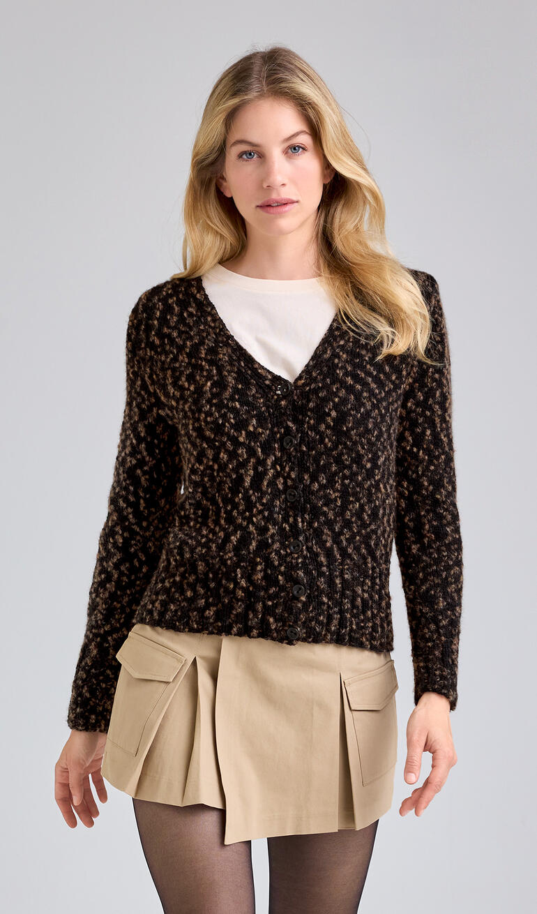 Frau in einer braunen Jacke aus Animals, lächelnd, mit Mustern