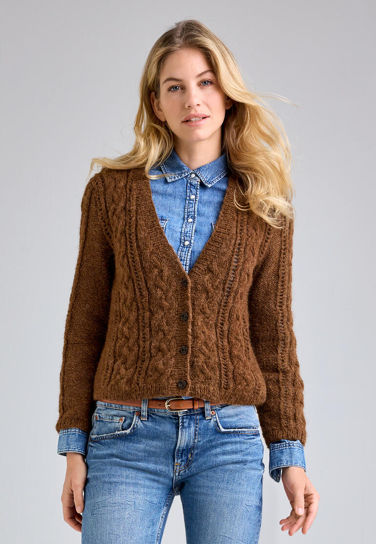 Frau in einer braunen Jacke aus Palazzo, mit einem modernen Look