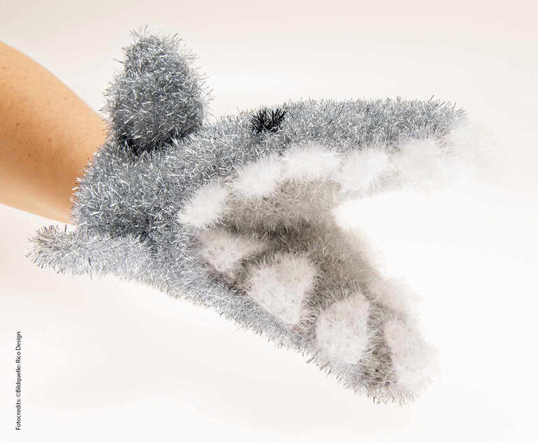 Grauer Waschhandschuh aus Creative Bubble mit Händen drin, sieht verspielt aus.